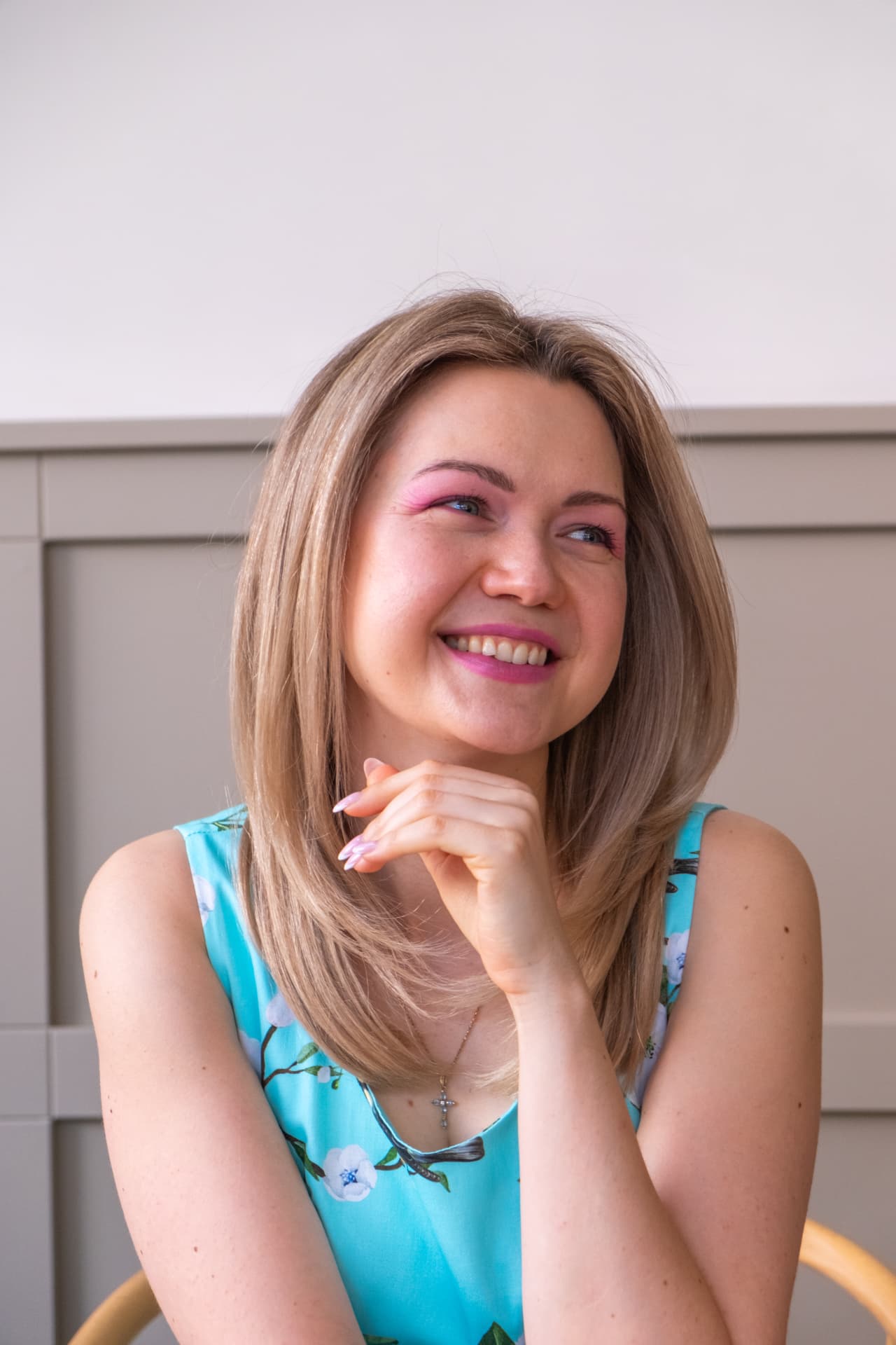 Vendy Steinberga smiling, resting her chin on her hand